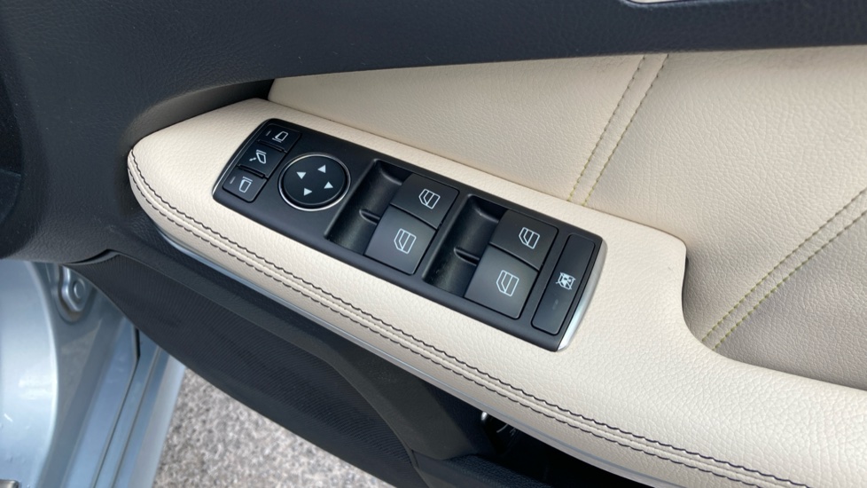 Mercedes-Benz E-Class E200 SE 4dr 7G-Tronic Petrol Saloon - Image 32