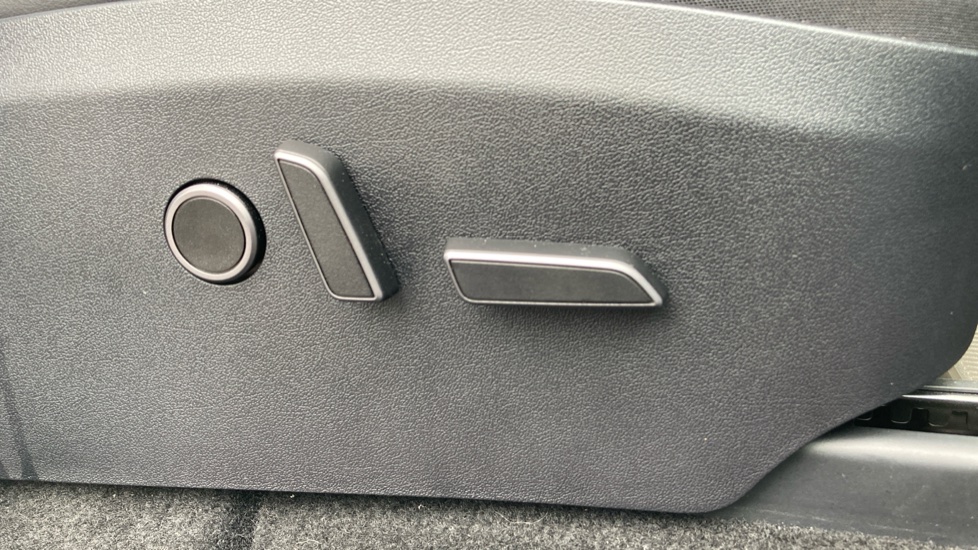 Tesla Model Y Long Range AWD 5dr Auto Electric Hatchback - Image 32
