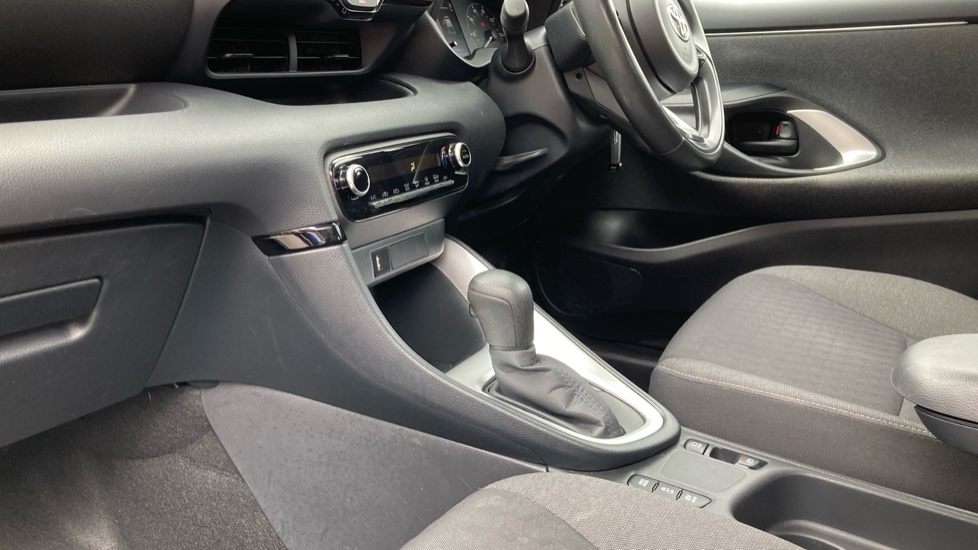 Toyota Yaris 1.5 Hybrid Icon 5dr CVT Hybrid Hatchback - Image 13