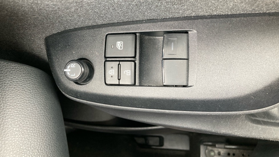 Toyota Yaris 1.5 Hybrid Icon 5dr CVT Hybrid Hatchback - Image 27