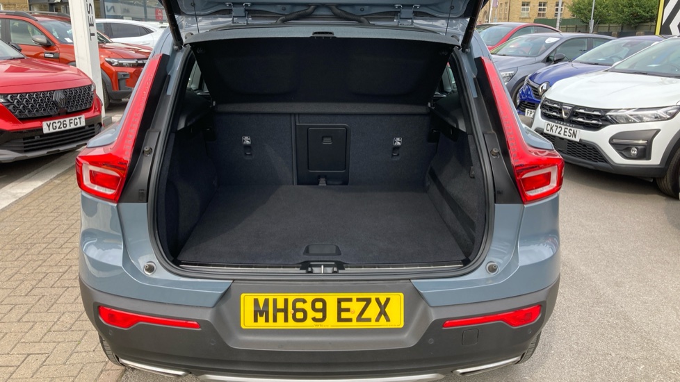 Volvo XC40 2.0 T4 Inscription 5dr Geartronic Petrol Estate - Image 4