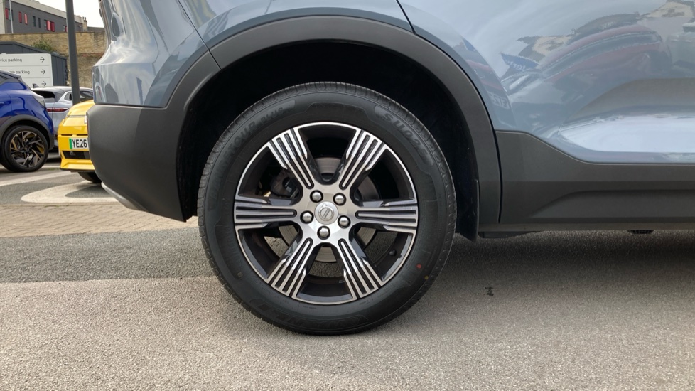 Volvo XC40 2.0 T4 Inscription 5dr Geartronic Petrol Estate - Image 7