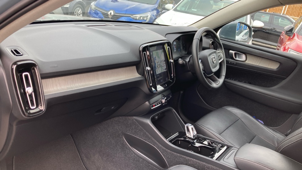 Volvo XC40 2.0 T4 Inscription 5dr Geartronic Petrol Estate - Image 9