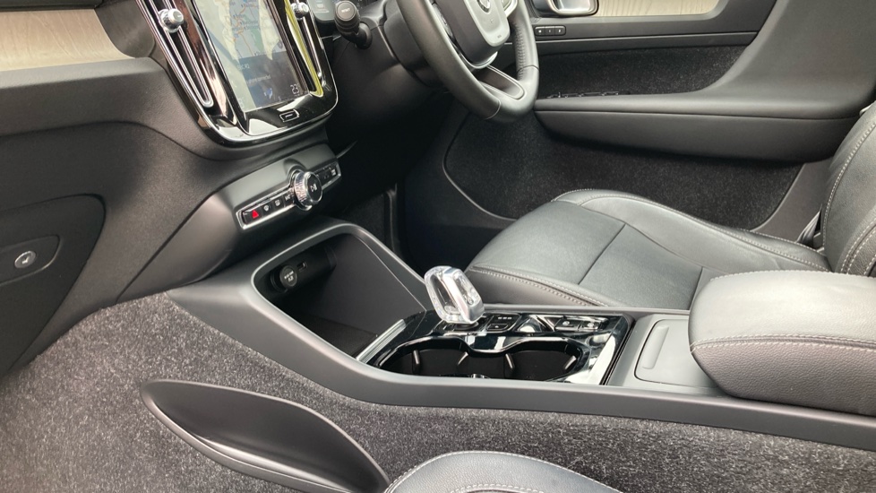 Volvo XC40 2.0 T4 Inscription 5dr Geartronic Petrol Estate - Image 13