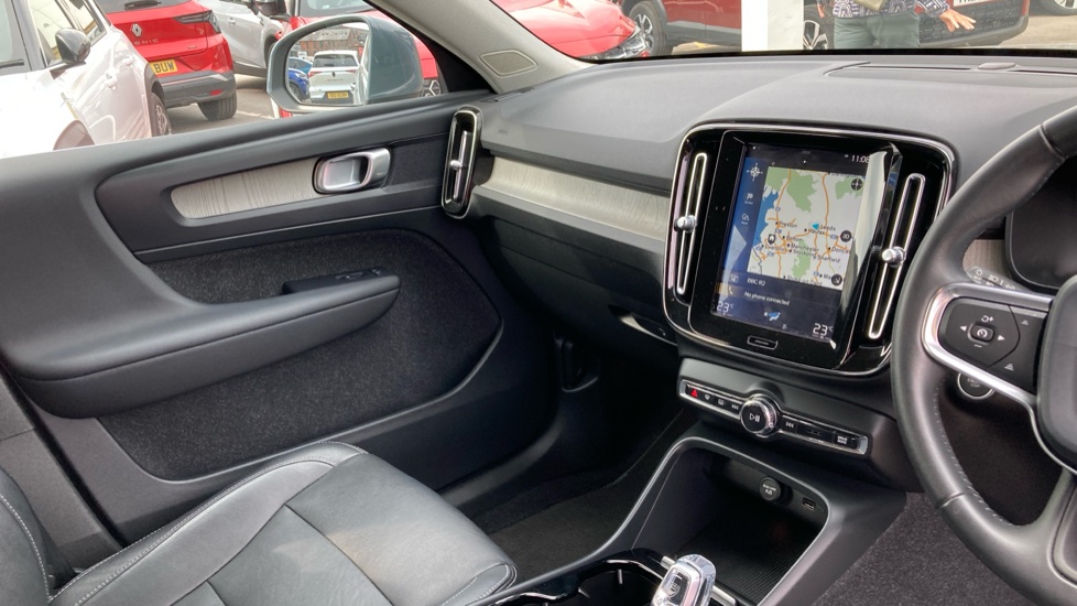 Volvo XC40 2.0 T4 Inscription 5dr Geartronic Petrol Estate - Image 14