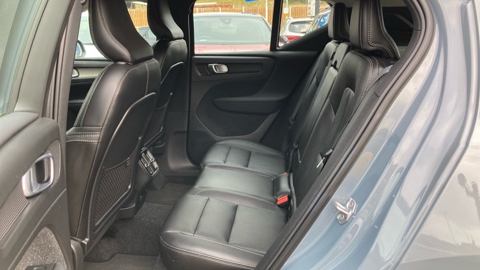 Volvo XC40 2.0 T4 Inscription 5dr Geartronic Petrol Estate - Image 16