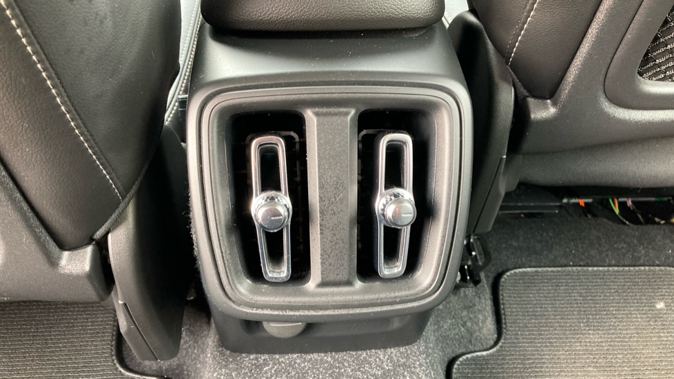 Volvo XC40 2.0 T4 Inscription 5dr Geartronic Petrol Estate - Image 21