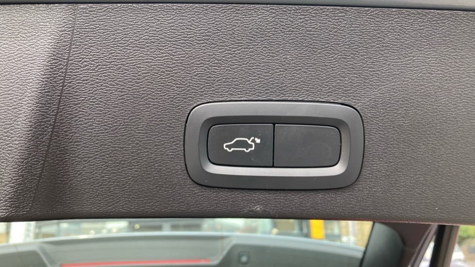 Volvo XC40 2.0 T4 Inscription 5dr Geartronic Petrol Estate - Image 22