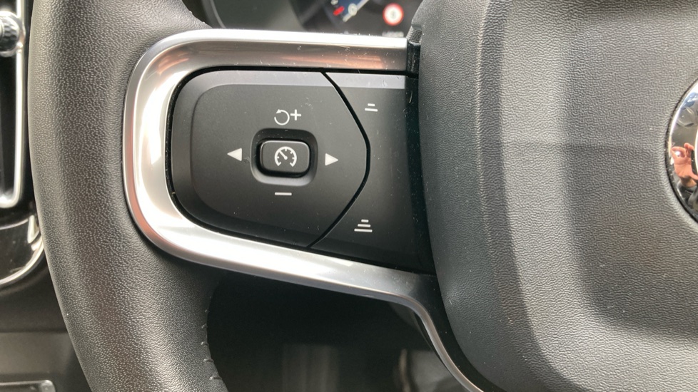 Volvo XC40 2.0 T4 Inscription 5dr Geartronic Petrol Estate - Image 27
