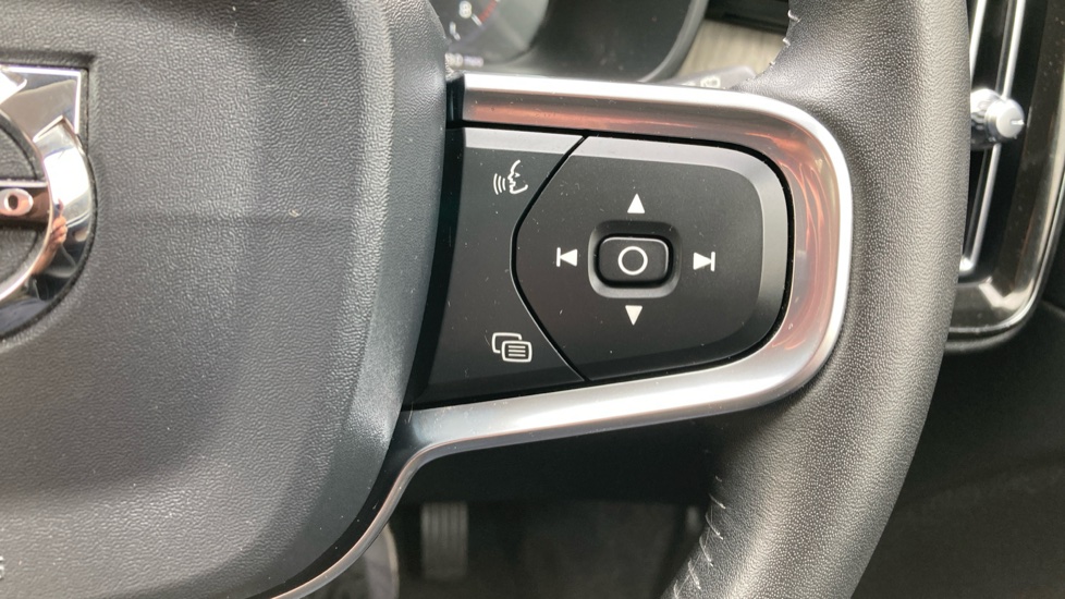 Volvo XC40 2.0 T4 Inscription 5dr Geartronic Petrol Estate - Image 28