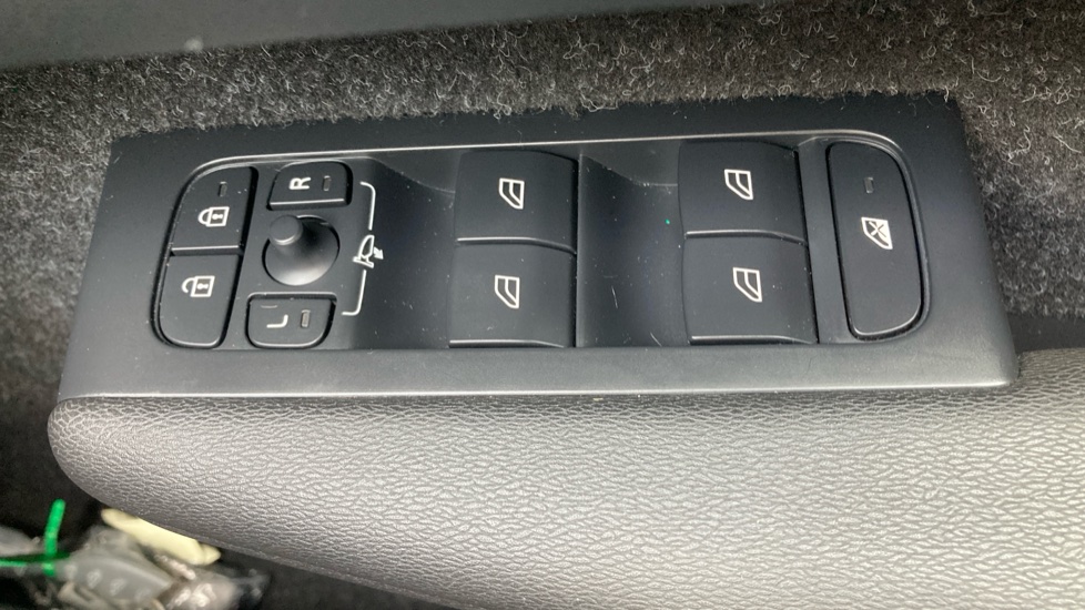 Volvo XC40 2.0 T4 Inscription 5dr Geartronic Petrol Estate - Image 29
