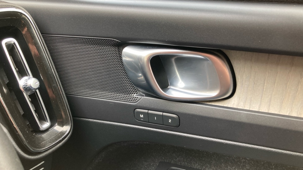 Volvo XC40 2.0 T4 Inscription 5dr Geartronic Petrol Estate - Image 30
