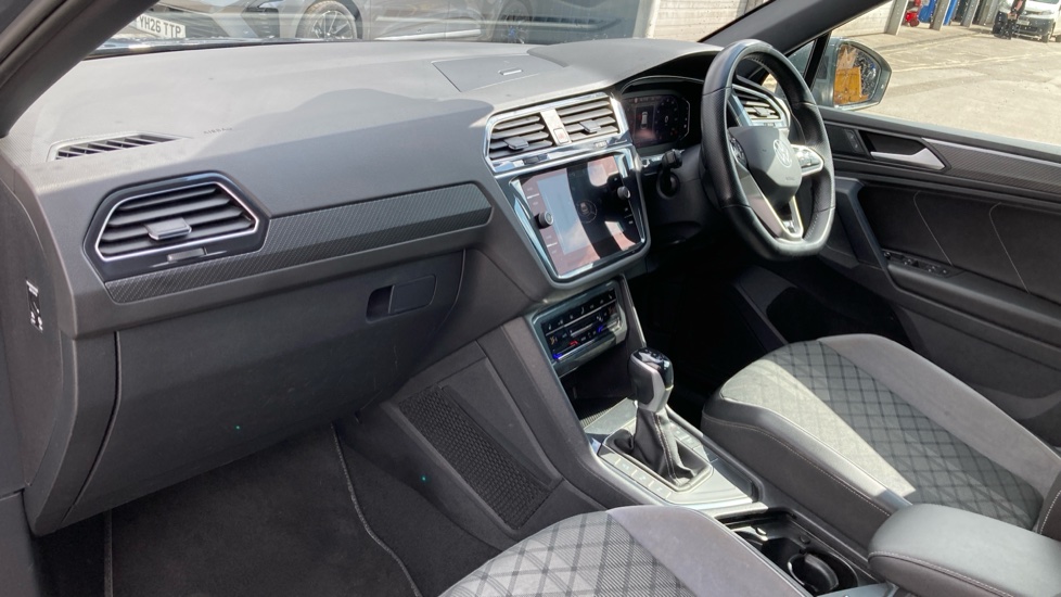 Volkswagen Tiguan 2.0 TDI R-Line 5dr DSG Diesel Estate - Image 9