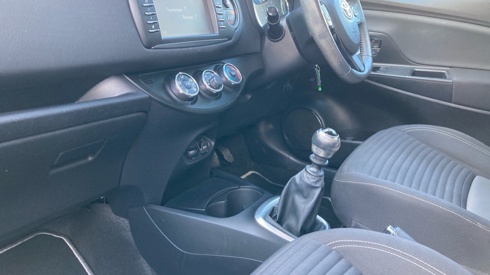 Toyota Yaris 1.5 VVT-i Design 5dr Petrol Hatchback - Image 13