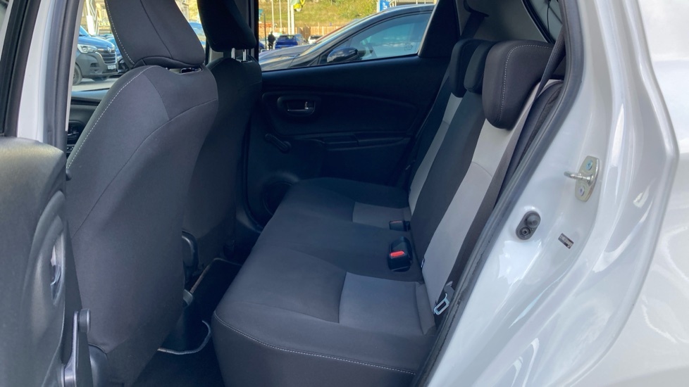 Toyota Yaris 1.5 VVT-i Design 5dr Petrol Hatchback - Image 16