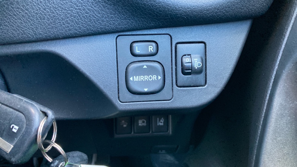 Toyota Yaris 1.5 VVT-i Design 5dr Petrol Hatchback - Image 27