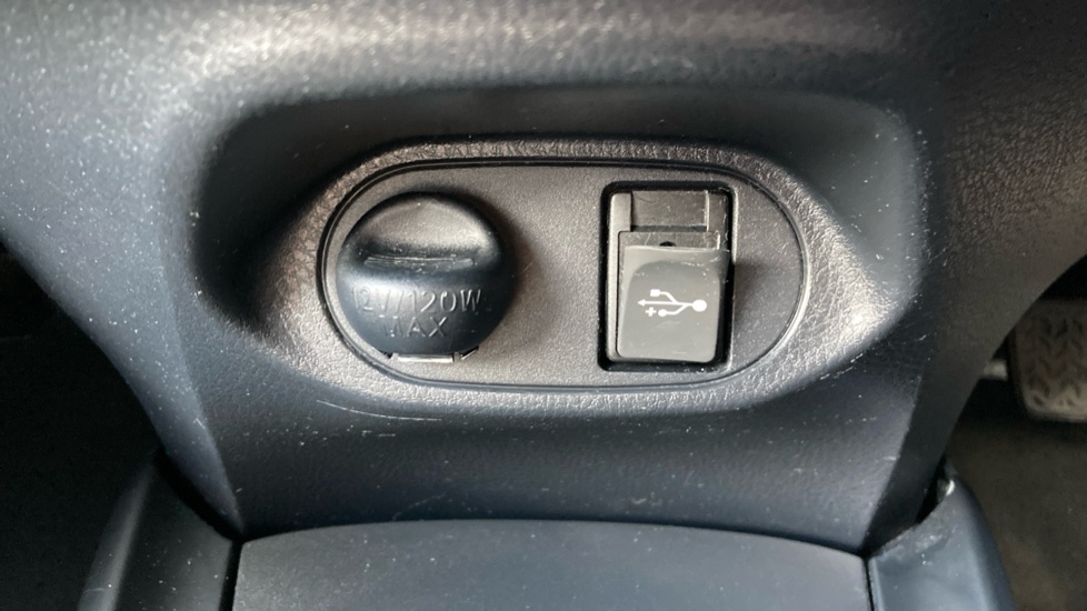Toyota Yaris 1.5 VVT-i Design 5dr Petrol Hatchback - Image 28
