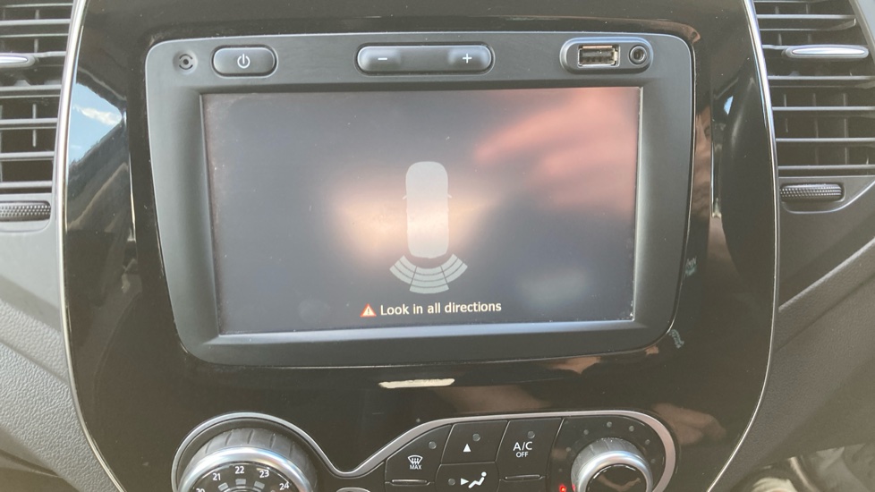 Renault Captur 0.9 TCE 90 Dynamique S Nav 5dr Petrol Hatchback - Image 21