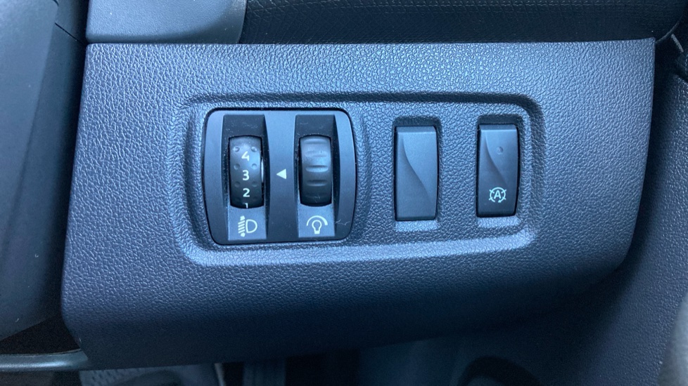 Renault Clio 0.9 TCE 75 Play 5dr Petrol Hatchback - Image 24