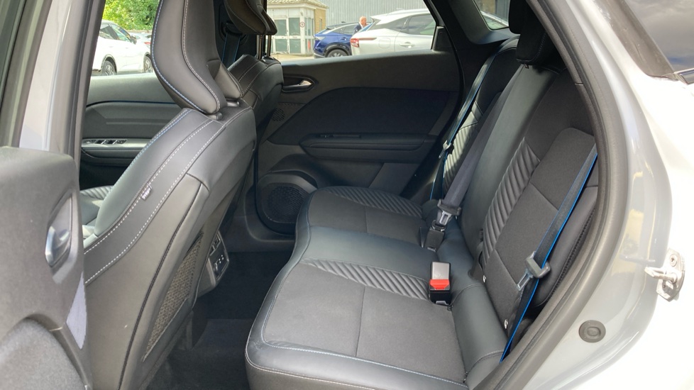 Renault Symbioz 1.6 E-Tech FHEV 145 Techno Esprit Alpine 5dr Auto Hybrid Estate - Image 16