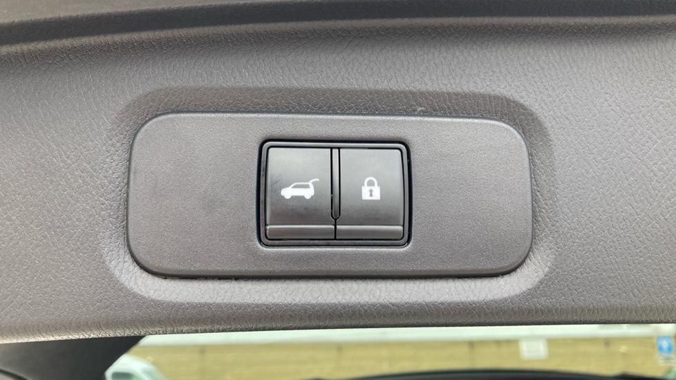 Nissan Qashqai 1.3 DiG-T MH Tekna [Bose] 5dr Petrol Hatchback - Image 24