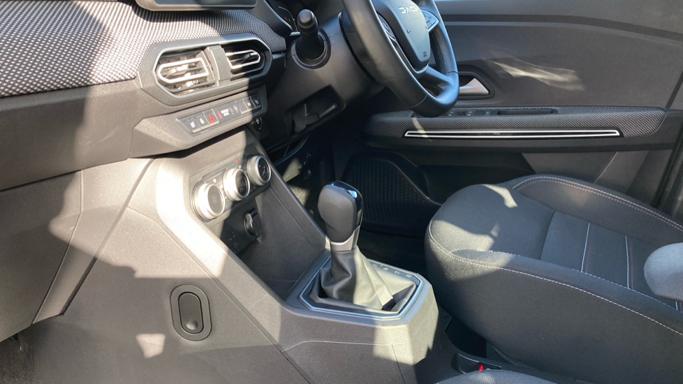 Dacia Jogger 1.6 HEV Extreme SE 5dr Auto Hybrid Estate - Image 13