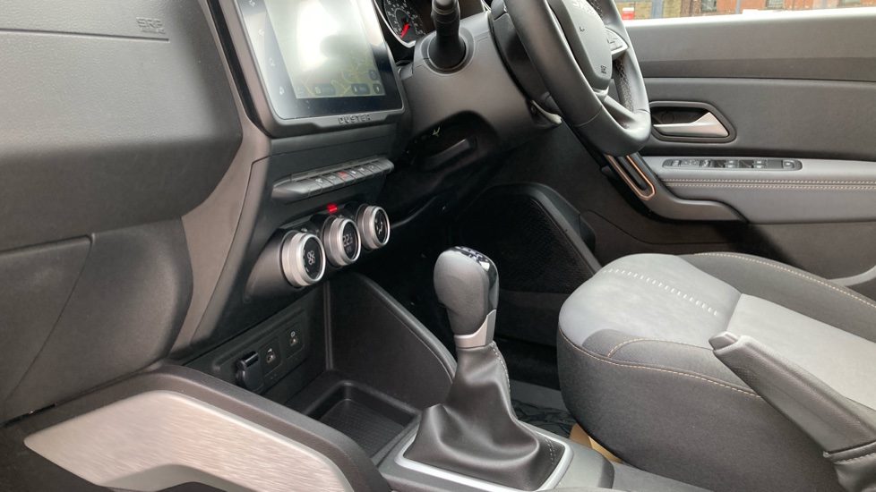 Dacia Duster 1.3 TCe 150 Extreme 5dr EDC Petrol Estate - Image 13