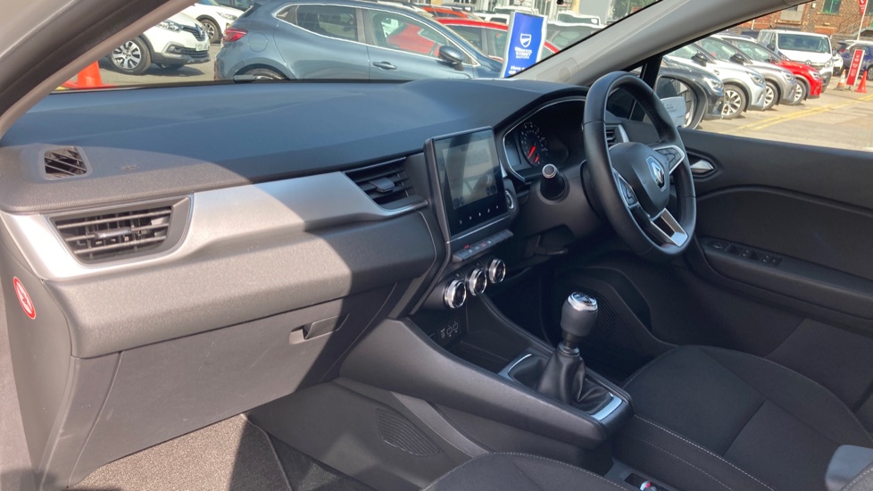 Renault Captur 1.3 TCE 130 Iconic 5dr Petrol Hatchback - Image 9