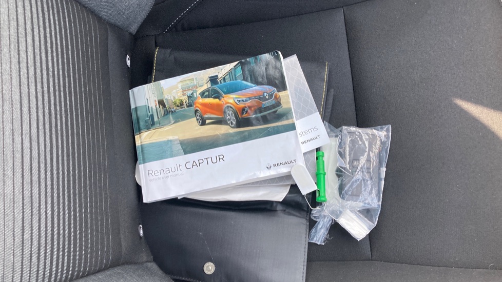 Renault Captur 1.3 TCE 130 Iconic 5dr Petrol Hatchback - Image 18