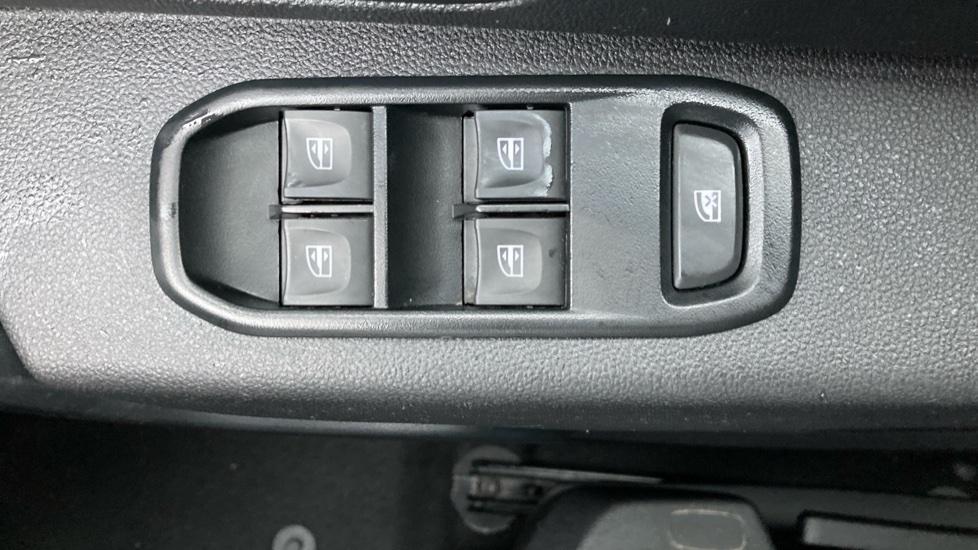 Dacia Duster 1.0 TCe 90 Comfort 5dr Petrol Estate - Image 25