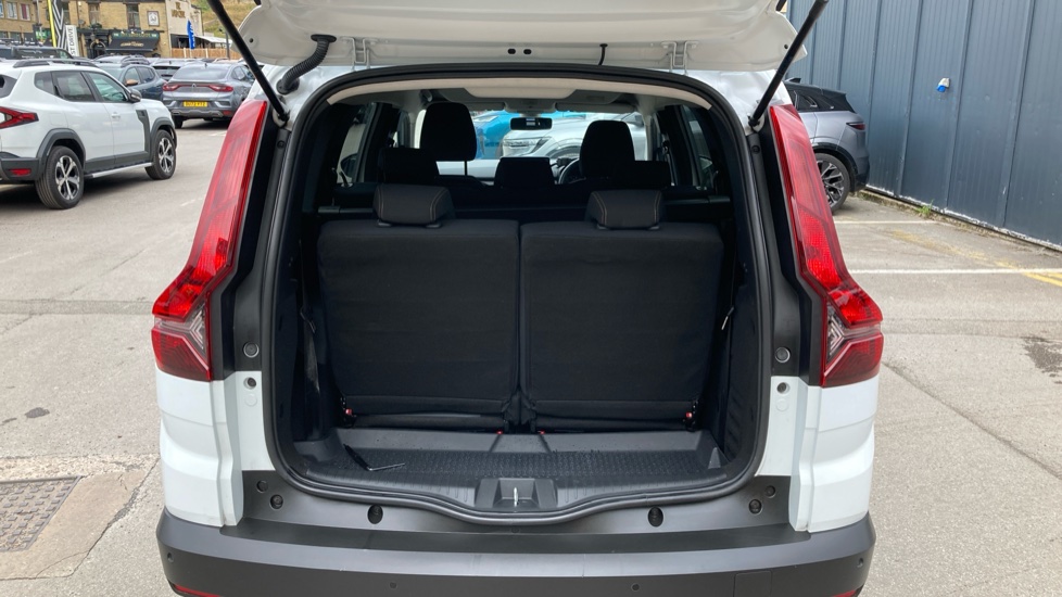 Dacia Jogger 1.0 TCe Extreme 5dr Petrol Estate - Image 4