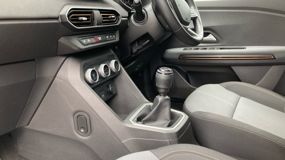 Dacia Jogger 1.0 TCe Extreme 5dr Petrol Estate - Image 13