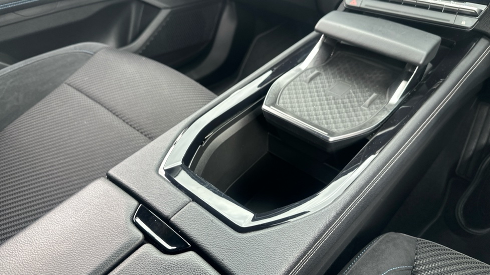 Renault Austral E-Tech FHEV Techno Esprit Alpine 5dr Auto Hybrid Estate - Image 35