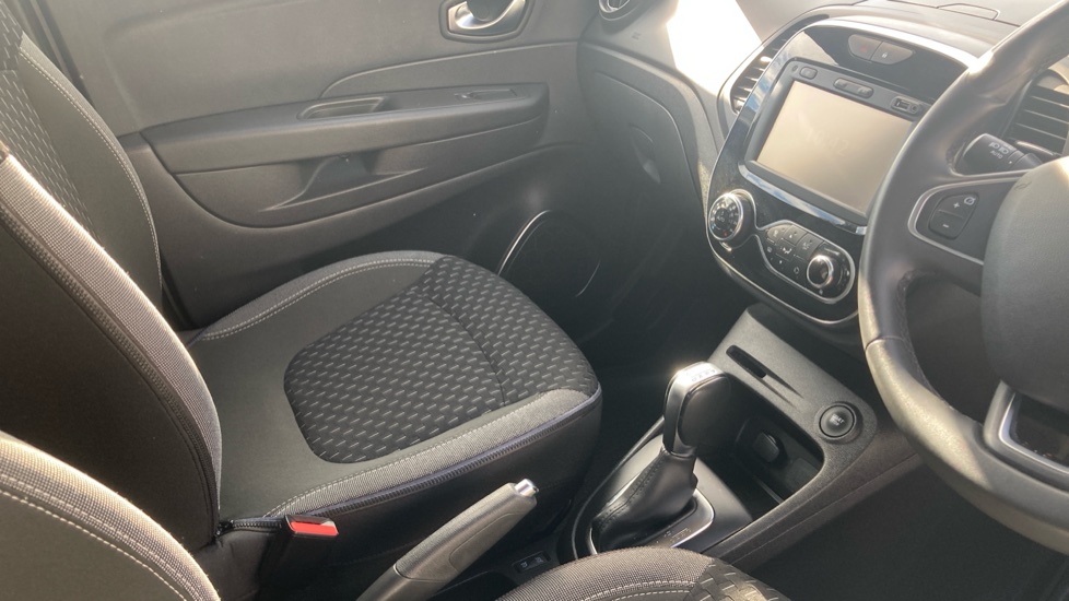 Renault Captur 1.2 TCE 120  Dynamique Nav 5dr EDC Petrol Hatchback - Image 14