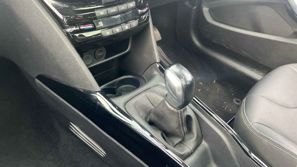 Peugeot 2008 1.2 PureTech Allure Premium 5dr [Start Stop] Petrol Estate - Image 13