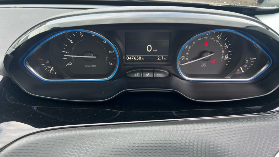 Peugeot 2008 1.2 PureTech Allure Premium 5dr [Start Stop] Petrol Estate - Image 18