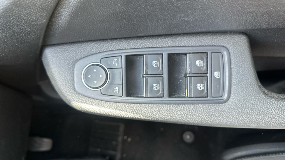 Renault Clio 1.0 TCe 90 Evolution 5dr Petrol Hatchback - Image 25