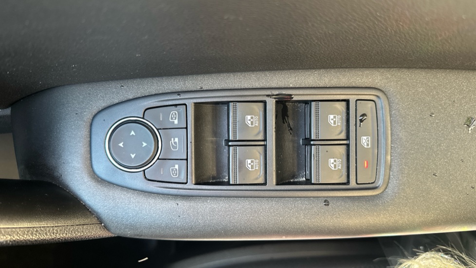 Renault Captur 1.3 TCE 140 Iconic 5dr Petrol Hatchback - Image 30