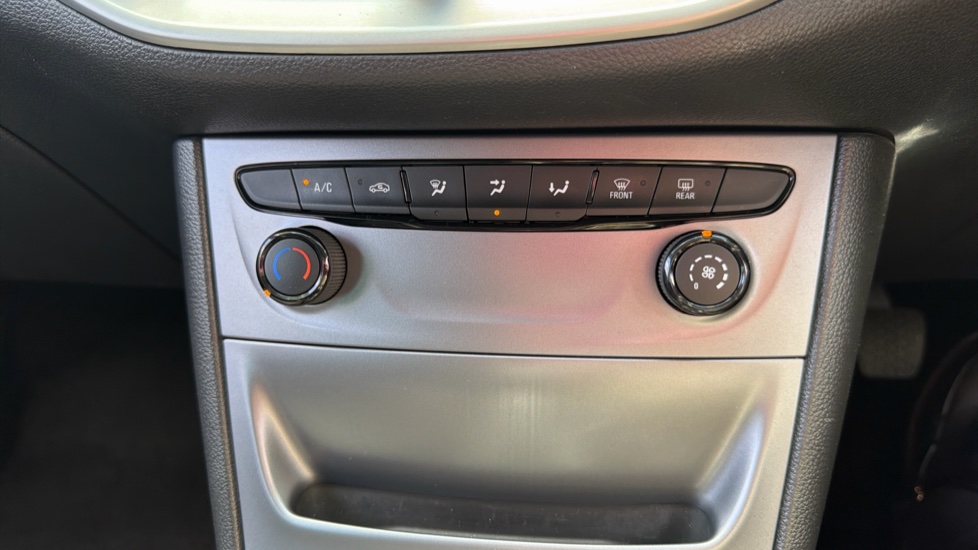 Vauxhall Astra 1.4i 16V Tech Line Nav 5dr Petrol Hatchback - Image 29