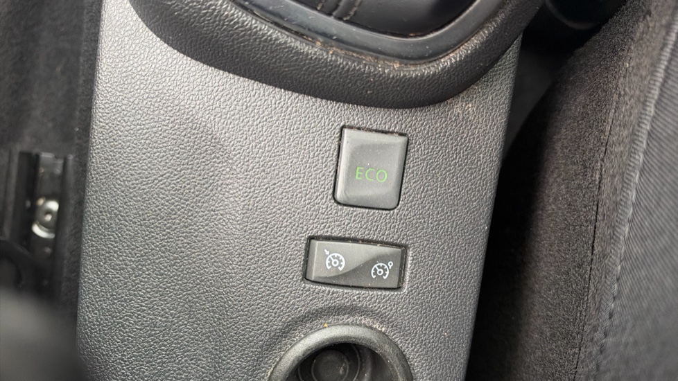 Renault Captur 0.9 TCE 90 GT Line 5dr Petrol Hatchback - Image 28