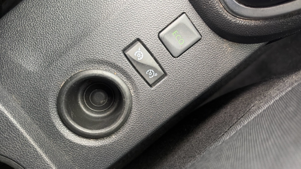 Renault Captur 0.9 TCE 90 GT Line 5dr Petrol Hatchback - Image 30