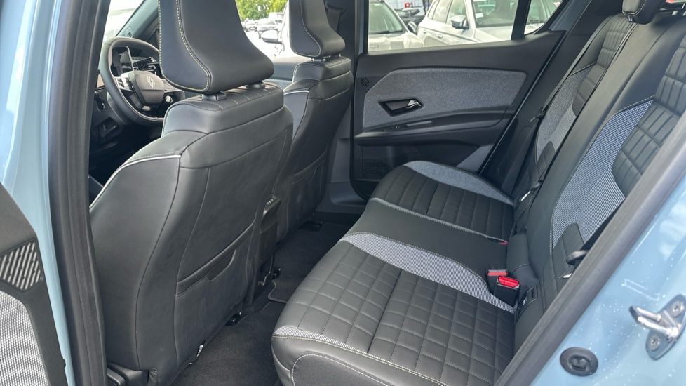Renault 4 110kW Iconic+ 52kWh Comfort range 5dr Auto Electric Estate - Image 16