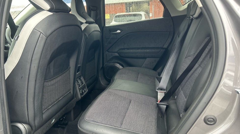 Renault Captur 1.3 TCE 140 SE Edition 5dr EDC Petrol Hatchback - Image 16