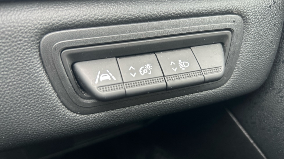 Renault Captur 1.3 TCE 140 SE Edition 5dr EDC Petrol Hatchback - Image 25