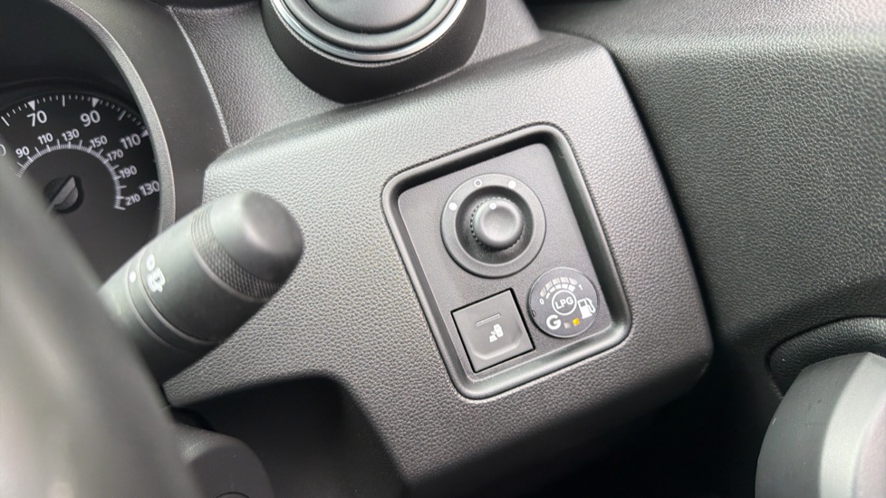 Dacia Duster 1.0 TCe 100 Prestige 5dr Bi Fuel Estate - Image 25