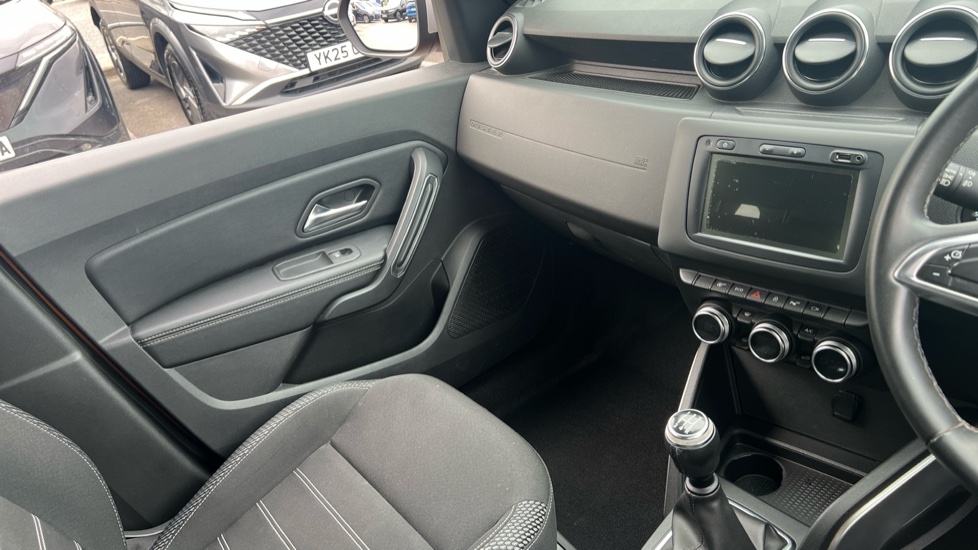 Dacia Duster 1.6 SCe Prestige 5dr Petrol Estate - Image 14