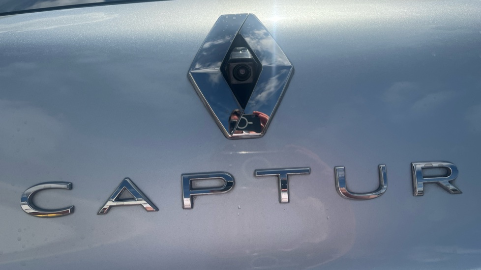 Renault Captur 1.3 TCE 140 R.S. Line 5dr EDC Petrol Hatchback - Image 22