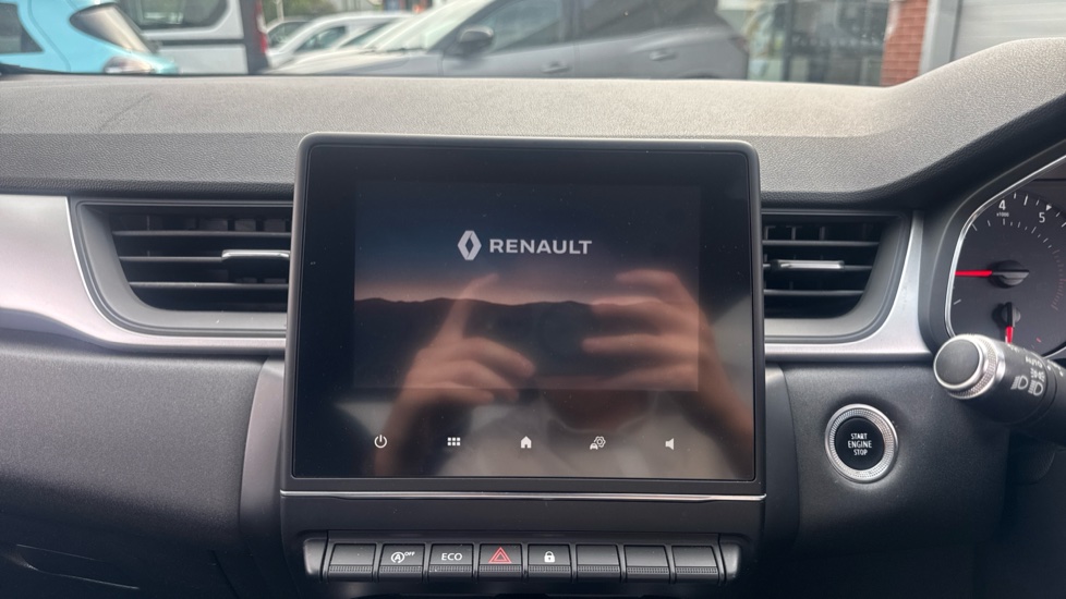 Renault Captur 1.3 TCE 130 Iconic 5dr Petrol Hatchback - Image 12