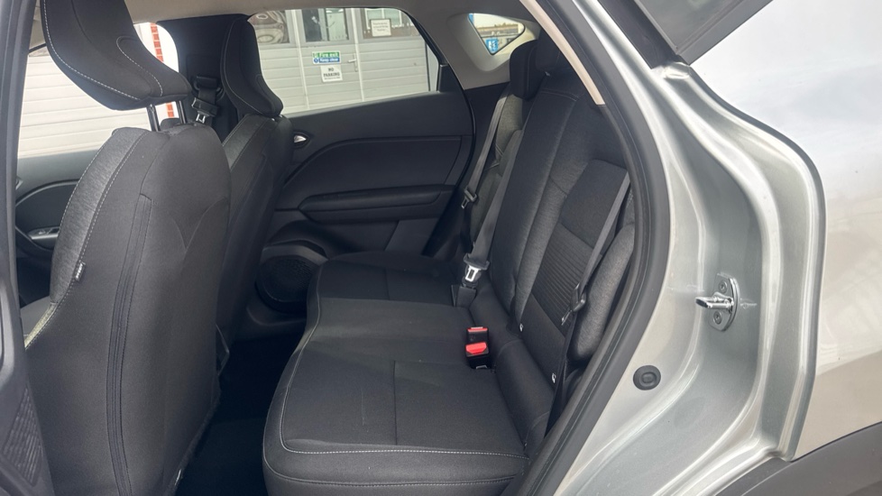 Renault Captur 1.3 TCE 130 Iconic 5dr Petrol Hatchback - Image 16
