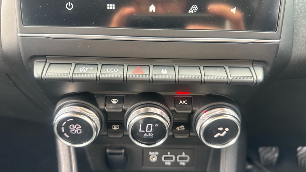 Renault Captur 1.3 TCE 130 Iconic 5dr Petrol Hatchback - Image 31